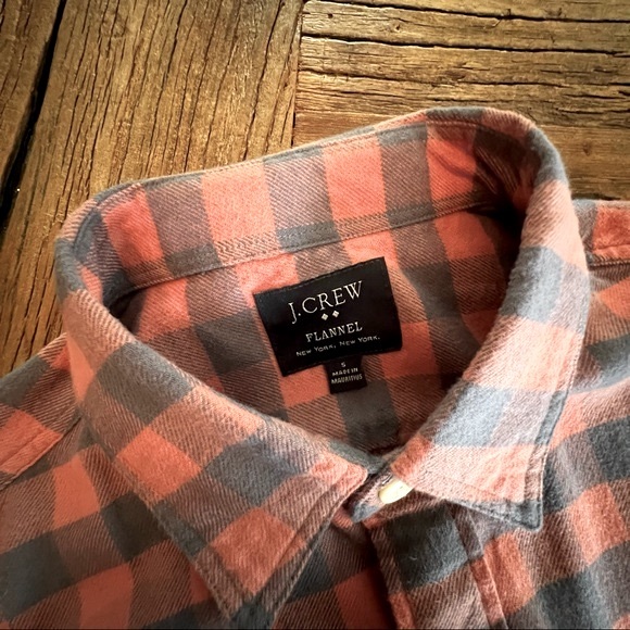 ๐ SALE J. CREW Flannel Shirt in Gray & Salmon Plaid - Picture 3 of 3